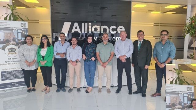 Rajiv Sharma leading a multicultural corporate team during a leadership programme in Dubai